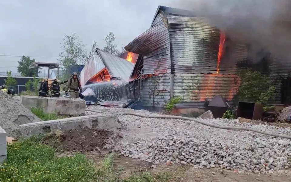 Появилось видео с места крупного пожара на улице Звездной в Барнауле