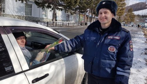 Акция Цветы для автоледи прошла на дорогах Алтайского края перед 8 Марта