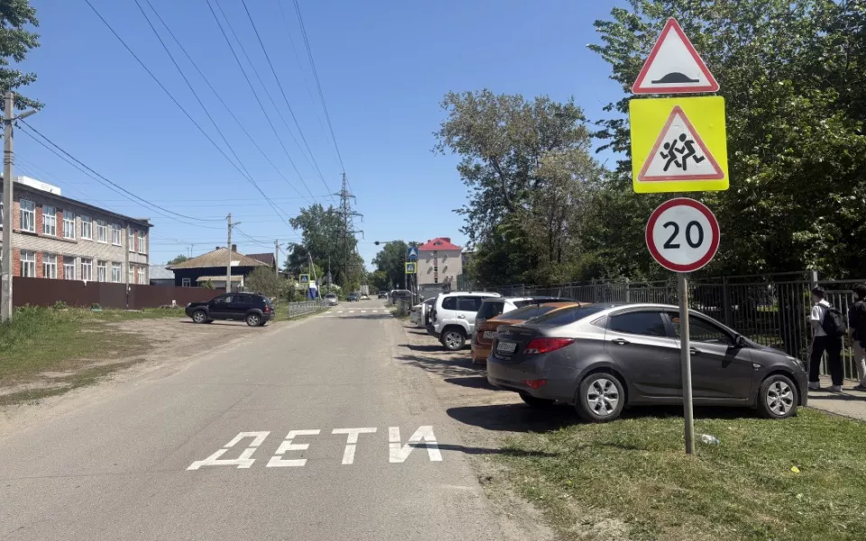 В Барнауле наносят и обновляют разметку на дорогах