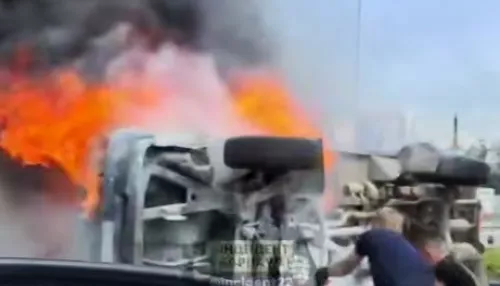 Авто перевернулось на бок и загорелось рядом с АЗС на выезде из Барнаула