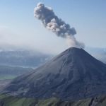 Трехкилометровый столб пепла выбросил Карымский вулкан на Камчатке