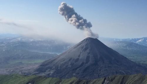 Трехкилометровый столб пепла выбросил Карымский вулкан на Камчатке