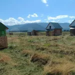 Домик в 16 квадратов продают в Горном Алтае за 7 млн рублей. Фото