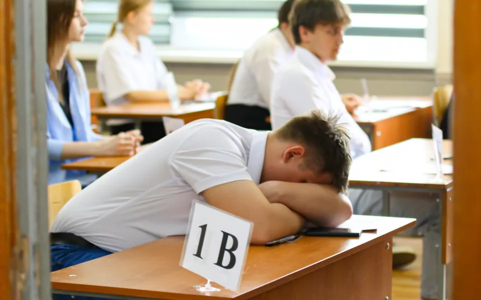 Издевательски мало: депутат АКЗС и учитель возмутился размером компенсаций за ЕГЭ