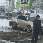 Две иномарки столкнулись в жестком ДТП на перекрестке в Барнауле