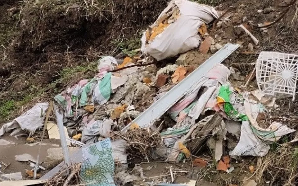 В Горном Алтае организовали проверку после жалоб жителей села на мусорные завалы