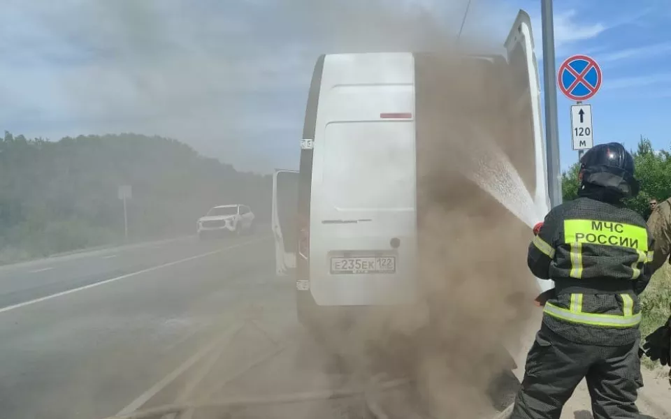 В Барнауле автомобиль вспыхнул на Змеиногорском тракте