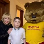 Актриса Елена Яковлева встретилась с особенным мальчиком из Барнаула