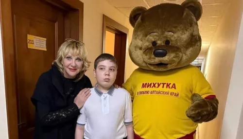 Актриса Елена Яковлева встретилась с особенным мальчиком из Барнаула
