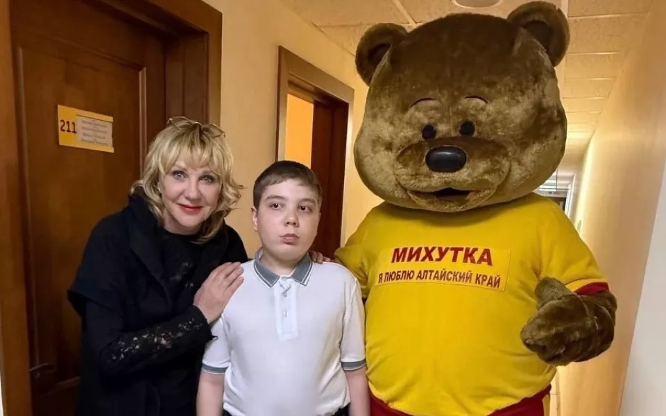 Актриса Елена Яковлева встретилась с особенным мальчиком из Барнаула