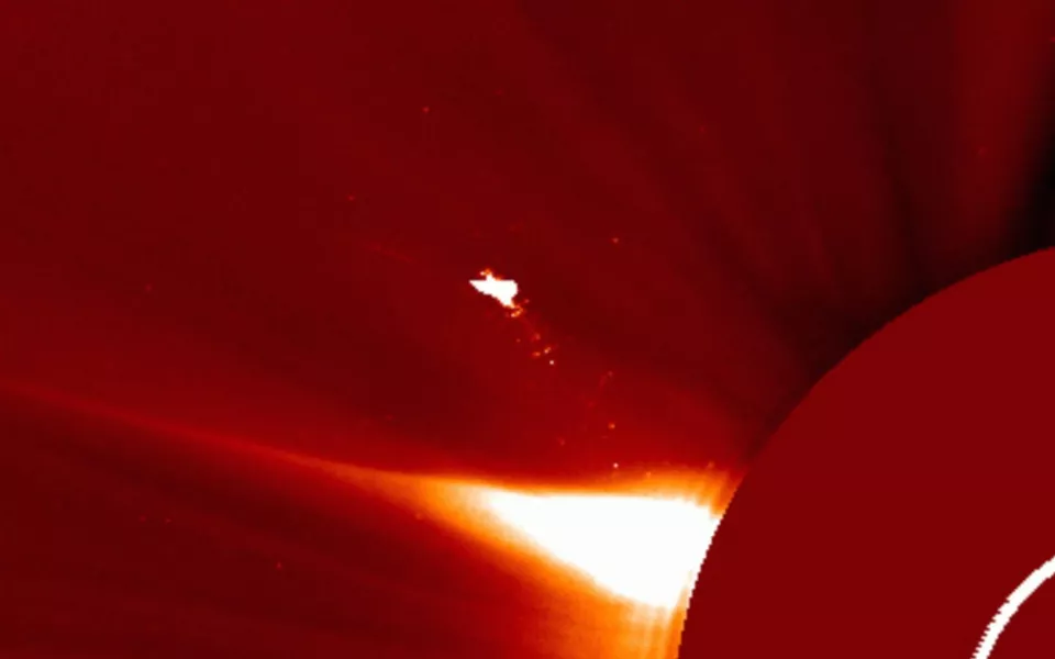 Ученые сделали таинственный снимок огненной птицы над Солнцем