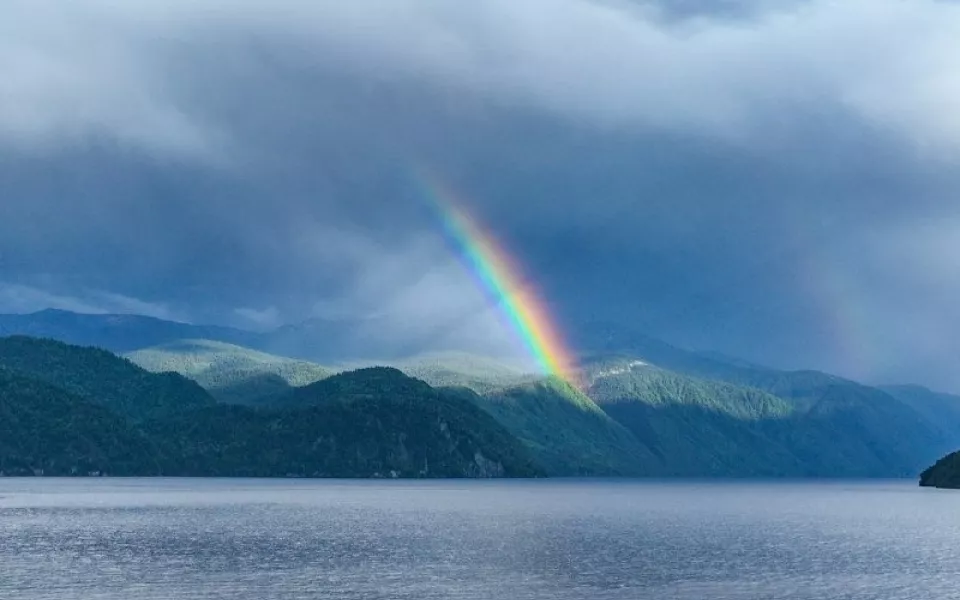 В Алтайском заповеднике засняли радугу над гольцами Корбу. Фото