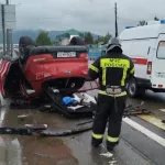 На Чуйском тракте в Республике Алтай красный Kia лег на крышу на мокрой трассе