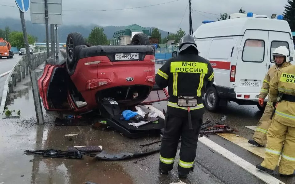 На Чуйском тракте в Республике Алтай красный Kia лег на крышу на мокрой трассе