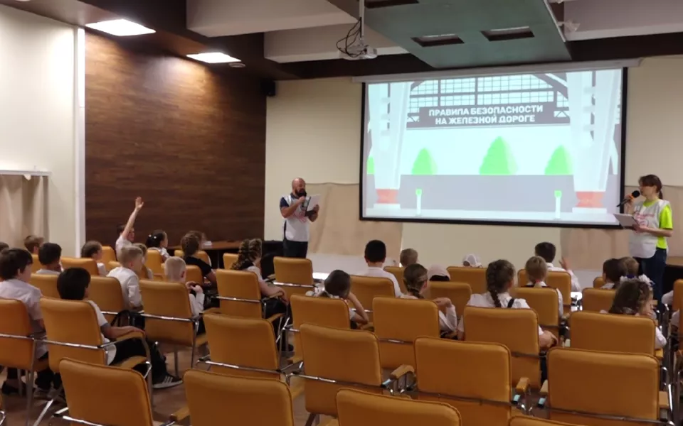 Барнаульским школьникам напомнили о правилах безопасности вблизи железной дороги