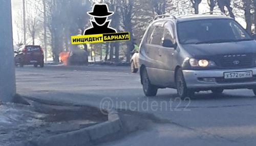 Автомобиль такси загорелся на Павловском тракте в Барнауле