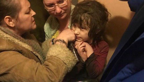 Пятилетнюю девочку-Маугли спасли из заваленной мусором квартиры в Москве
