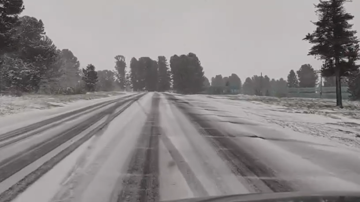 В Республике Алтай дорожники устраняют последствия снегопада на Семинском перевале Снегопад на Семинском перевале