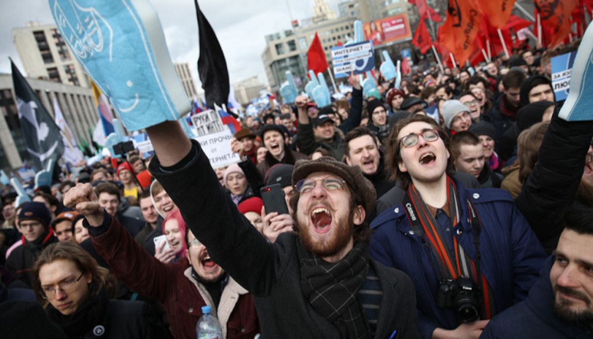 Картинка митинг. Митинг. Злые россияне. Митинги в Европе. Митинги в России за Свободный интернет.