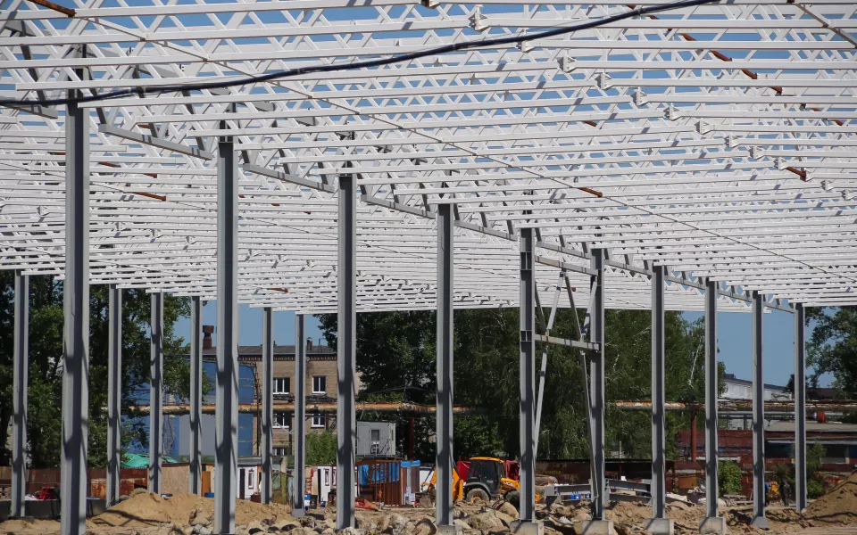 Лес балок среди елок: в Барнауле застраивают территорию бывшего моторного завода. Фото