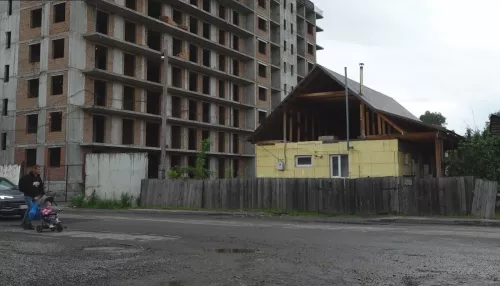 В Республике Алтай продолжается конфликт между собственниками дома и застройщиком