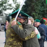 Пограничники собрались в центре Барнаула в честь своего праздника. Фото