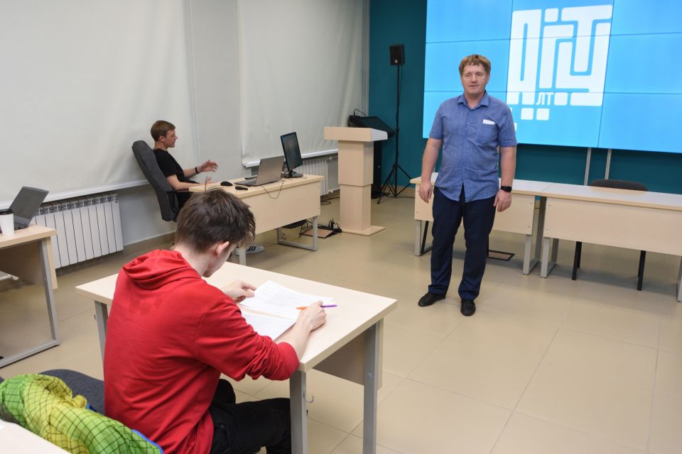 Воспитанники центра "Наследники Ползунова" АлтГТУ защищают проекты по робототехнике Воспитанники центра "Наследники Ползунова" АлтГТУ защищают проекты по робототехнике