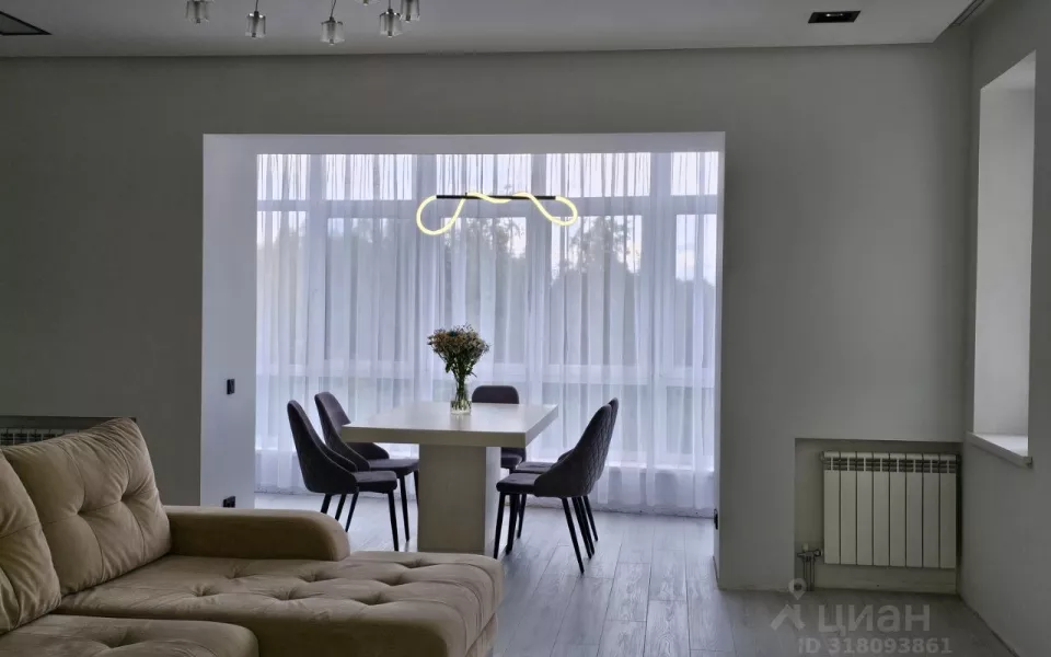 Четырешку со столовой на панорамной лоджии продают в Барнауле за 32 млн руб. Фото