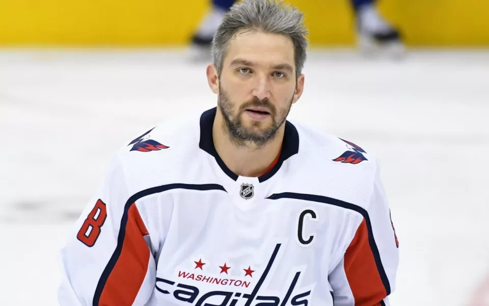 Овечкин вернулся в Россию и исполнил песню Матушка. Видео