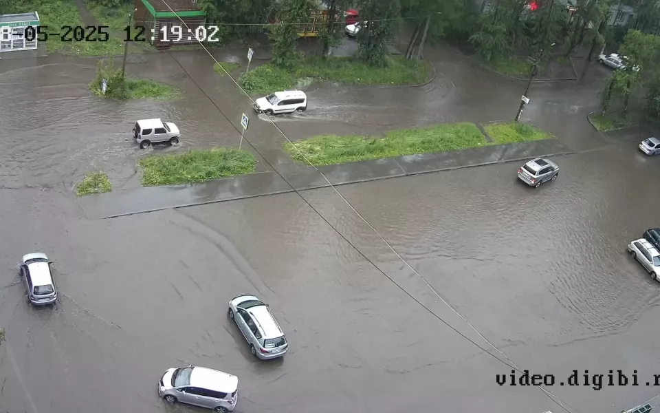 Автомобили плавают по улицам Бийска после дождя. Фото
