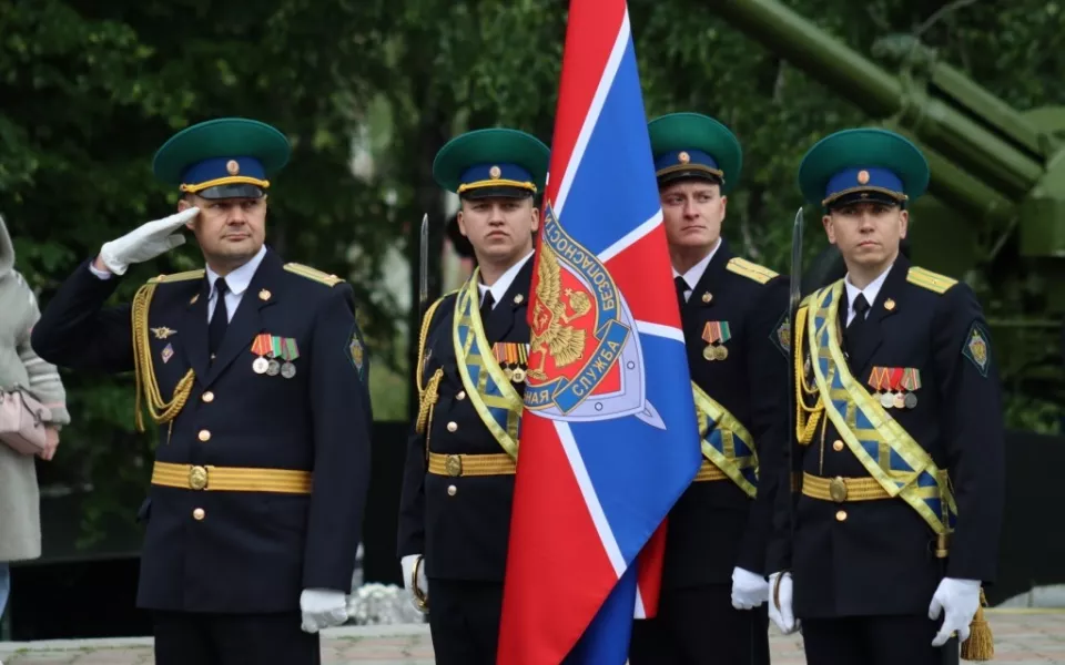 В Горно-Алтайске в преддверии Дня пограничника прошла акция Боевой расчет. Фото