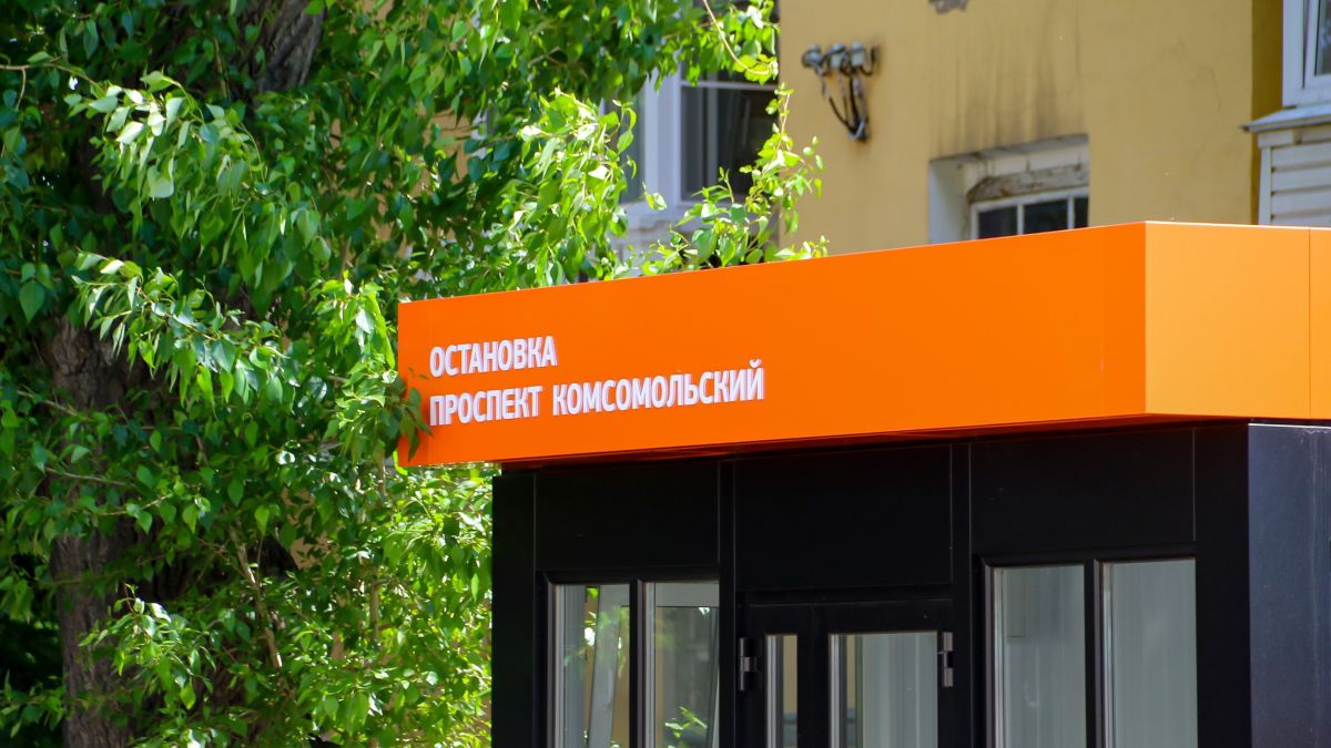 Теплая остановка на улице Сизова в Барнауле