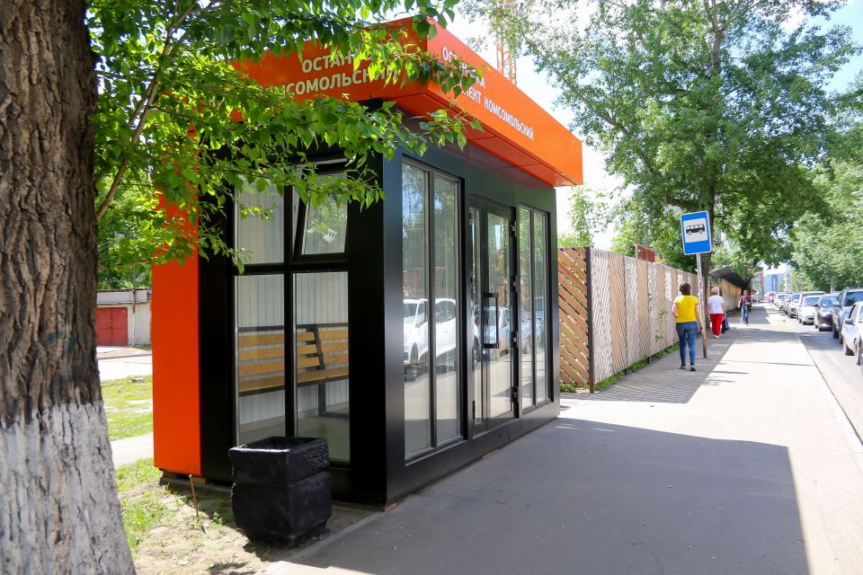 Теплая остановка на улице Сизова в Барнауле