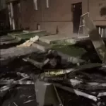 Соцсети: в Барнауле взрывом баллона на улицу вынесло шкаф вместе с окном