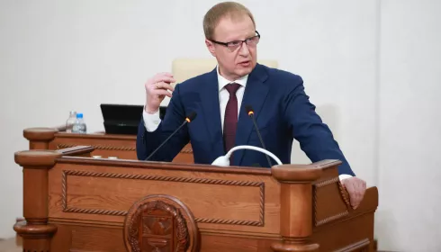 Виктор Томенко выступает с отчетом о работе правительства региона за год