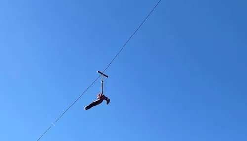 В Горно-Алтайске розовый самокат неделю провисел на проводах