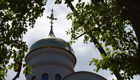 Золото над городом: в Барнауле установили купол на благословленный патриархом собор. Фото