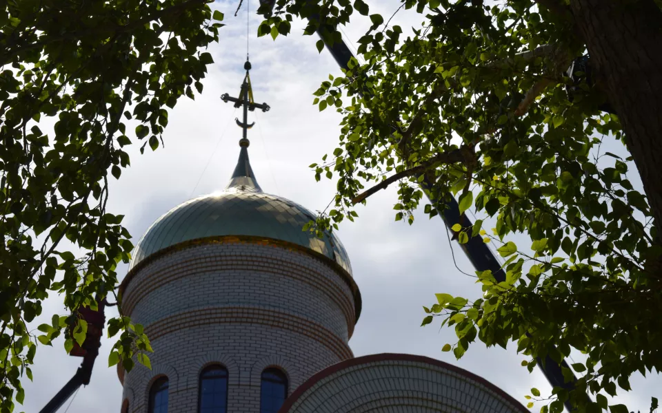 Золото над городом: в Барнауле установили купол на благословленный патриархом собор. Фото