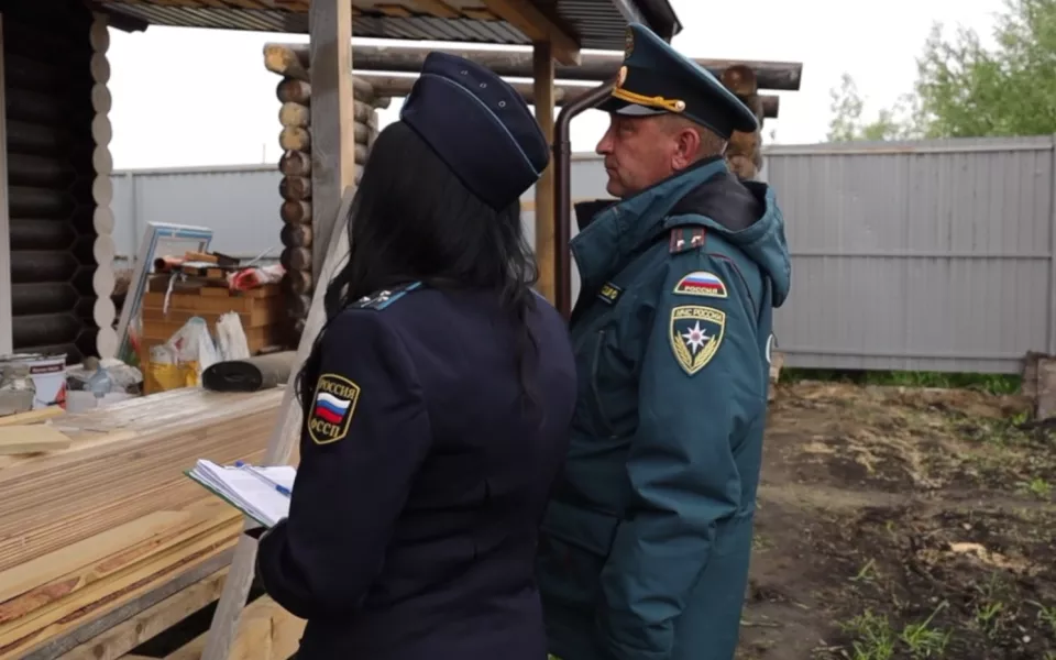 В Алтайском крае сотрудники МЧС наведались к не оплатившим штрафы должникам