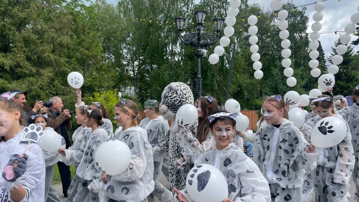 Костюмированное шествие на фестивале "Земля снежного барса"