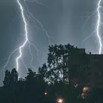 Грозы со шквалами ветра и градом ударят по Алтайскому краю на фоне аномальной жары