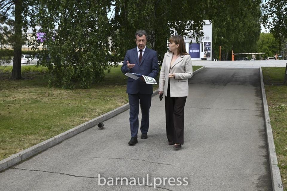 Глава Железнодорожного района Барнаула Андрей Данькин и депутат БГД Марина Понкрашева Глава Железнодорожного района Барнаула Андрей Данькин и депутат БГД Марина Понкрашева