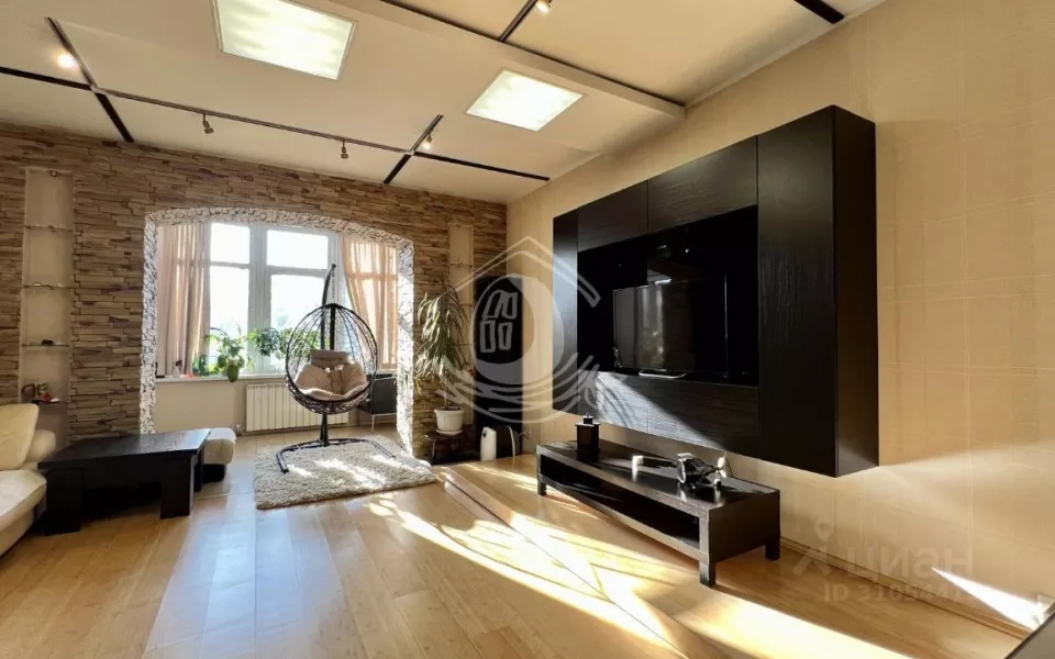 Яркую квартиру в форме полукруга продают за 15,5 млн рублей в Барнауле. Фото