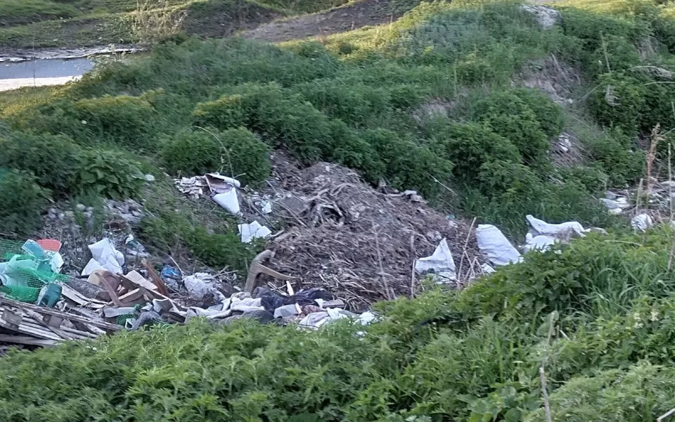 СК продолжает выяснять, есть ли криминал в заваленных мусором окрестностях Катанды