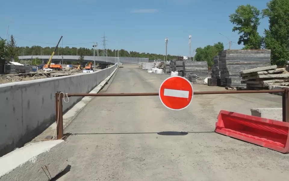 Движение по путепроводу на новой развязке в Барнауле планируют открыть в июле