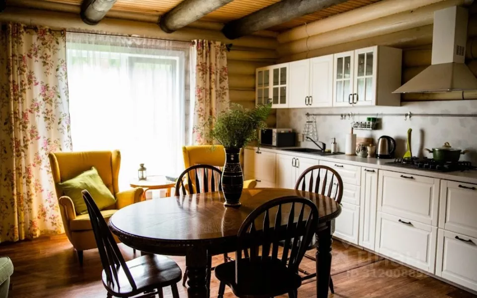 Усадьбу с вертолетной площадкой продают за 98 млн рублей в Республике Алтай. Фото