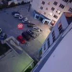 Неизвестный открыл стрельбу по детской площадке в Барнауле: ранен ребенок