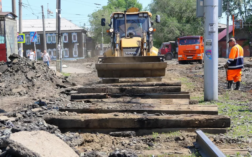 Рельсы, шпалы и куски асфальта: как в центре Барнаула ремонтируют транспортный узел. Фото