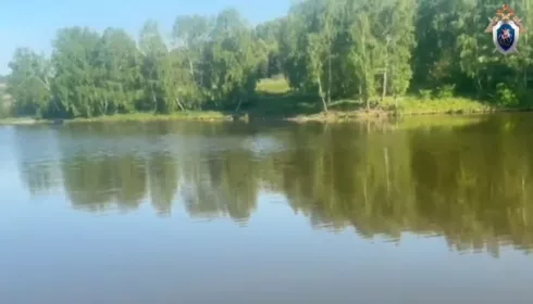 Тело младенца в пакете нашли на берегу сибирского озера