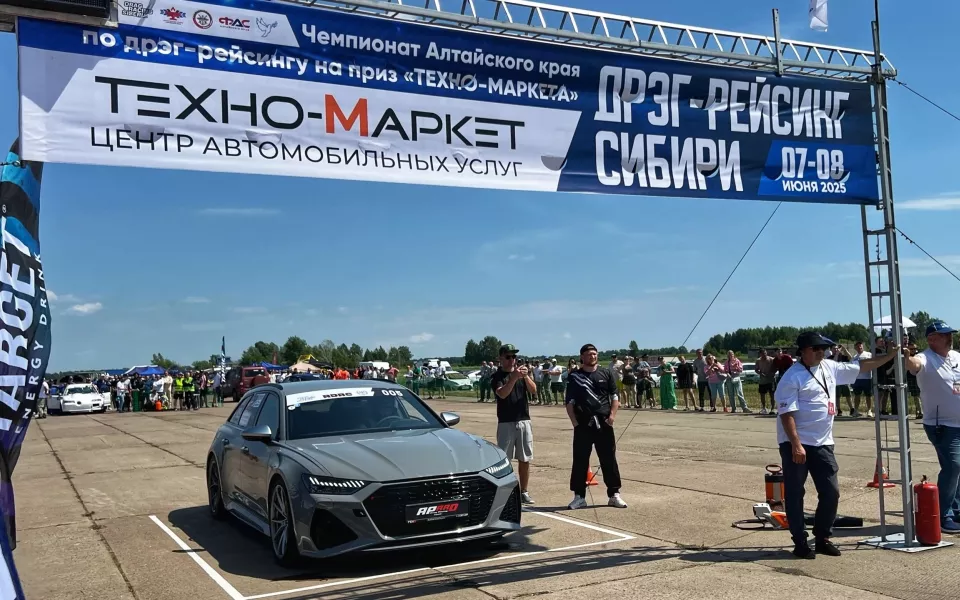 Тачки и пирожки: как проходят автогонки на аэродроме под Барнаулом. Фото